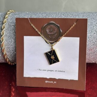 Collar sobre corazón